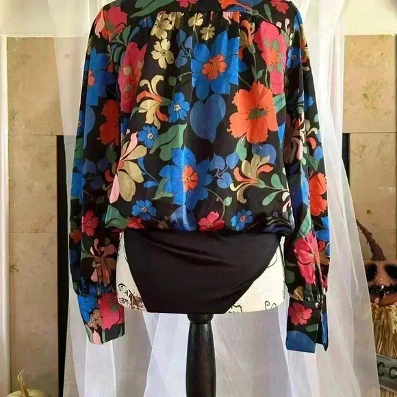 Entro Multi colored Floral Snap Crotch Blouse. Size Small. Gently used. - Picture 2 of 4